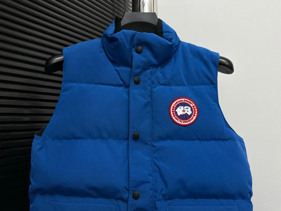 P360 [Canada Goose] Canada Goose #Freestyle Crew 4154M Men’s and Women’s Vest Down# ➖ Imported Behringer embroidery machine with customized 10,000-needle embroidery logo! ➖ Imported 21-count polyester-cotton blended original fabric, using Feather-Light 10D waterproof coating fabric, made of 84.5% polyester fiber and 15.5% cotton, 100% the best feel in the entire network! ➖ The genuine official website uses the national standard 80 white duck down, and will never be misled by false claims such as 90 down or goose down! ➖ 100% nylon nylon lining with double double-layer sealing design to prevent velvet from running away. Top-grade polar fleece is used in the collar and pockets to keep warm and comfortable! ➖ Yoshida YKK provides original custom-made electroplated sliders. YKK two-way lockable zippers are tight and smooth and will not peel off paint! ➖ 3M composite original Velcro is durable, and all accessories and hardware are disassembled and customized! ⛔No slander, no exaggeration, no need for too much copywriting, because it is focused, it is professional!  SIZE: XS S M L XL XXL